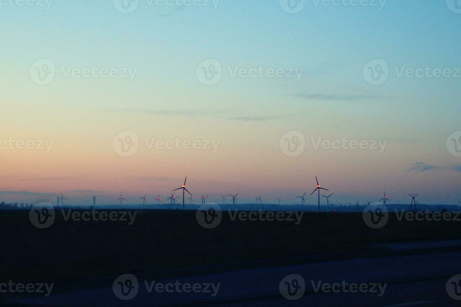 paysage avec le coucher du soleil et vent ferme Moulins à vent après foncé photo