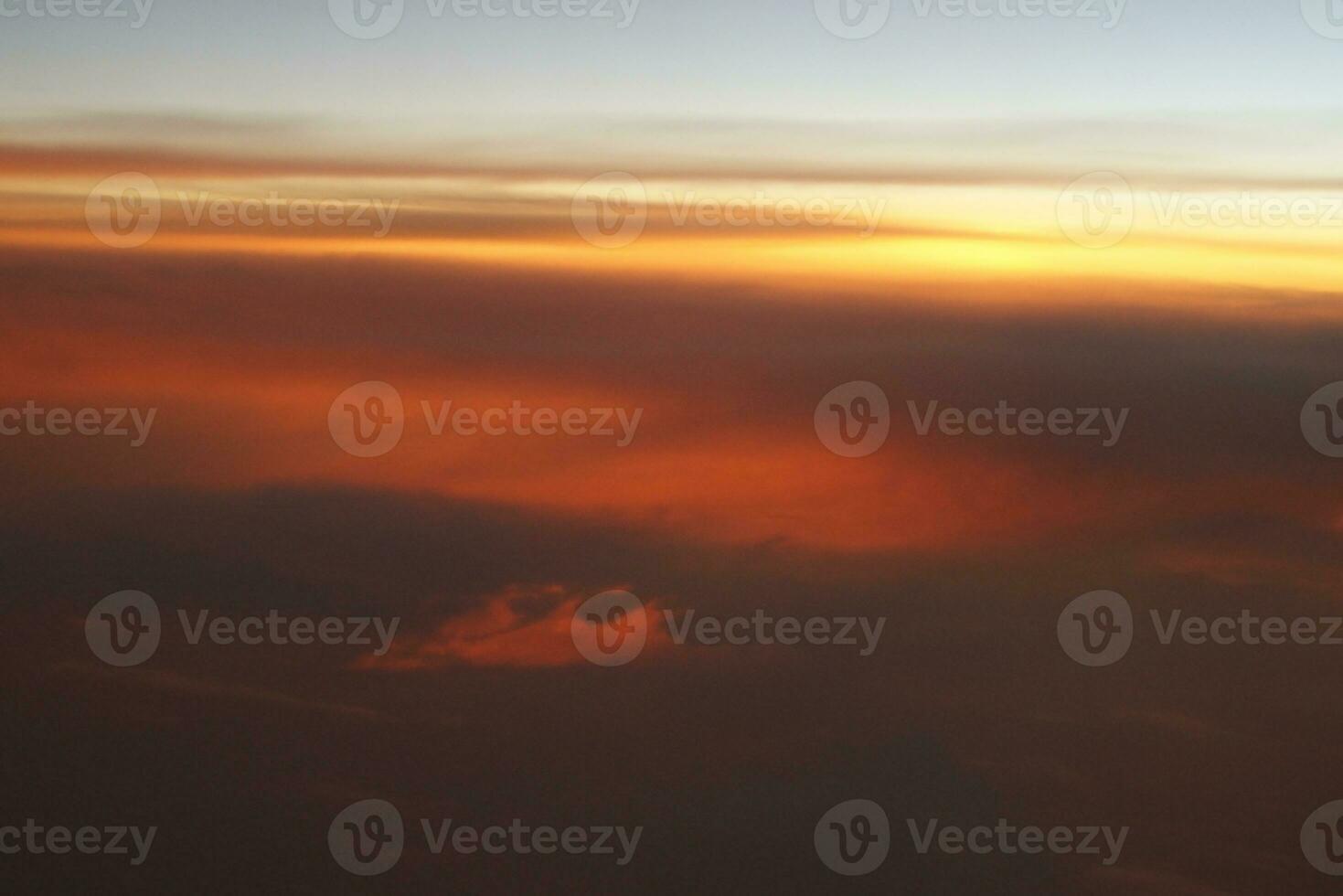 mystérieux le coucher du soleil avec des nuages de le avion fenêtre avec photo