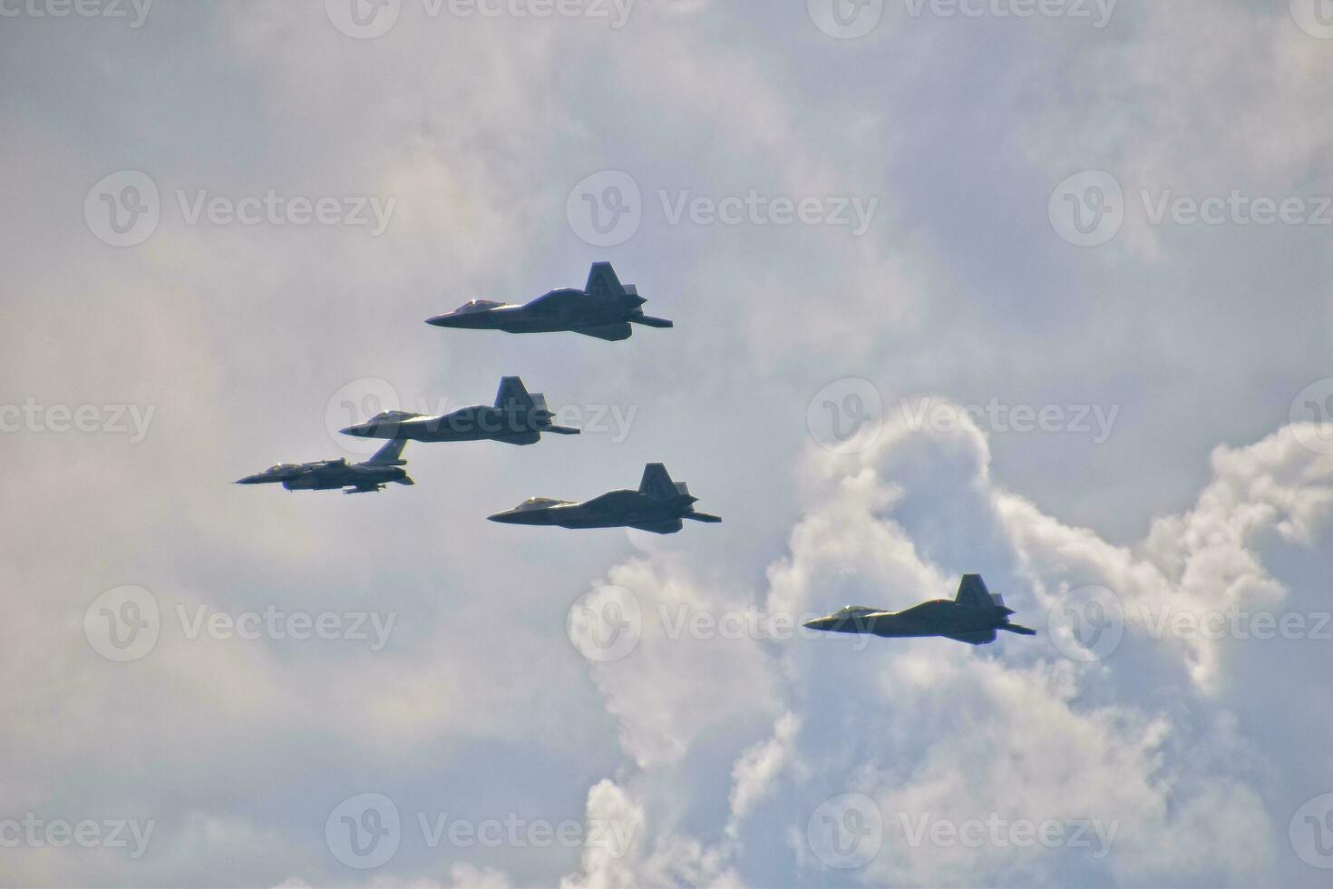 en volant combat avion contre le bleu ciel avec des nuages sur une ensoleillé journée photo