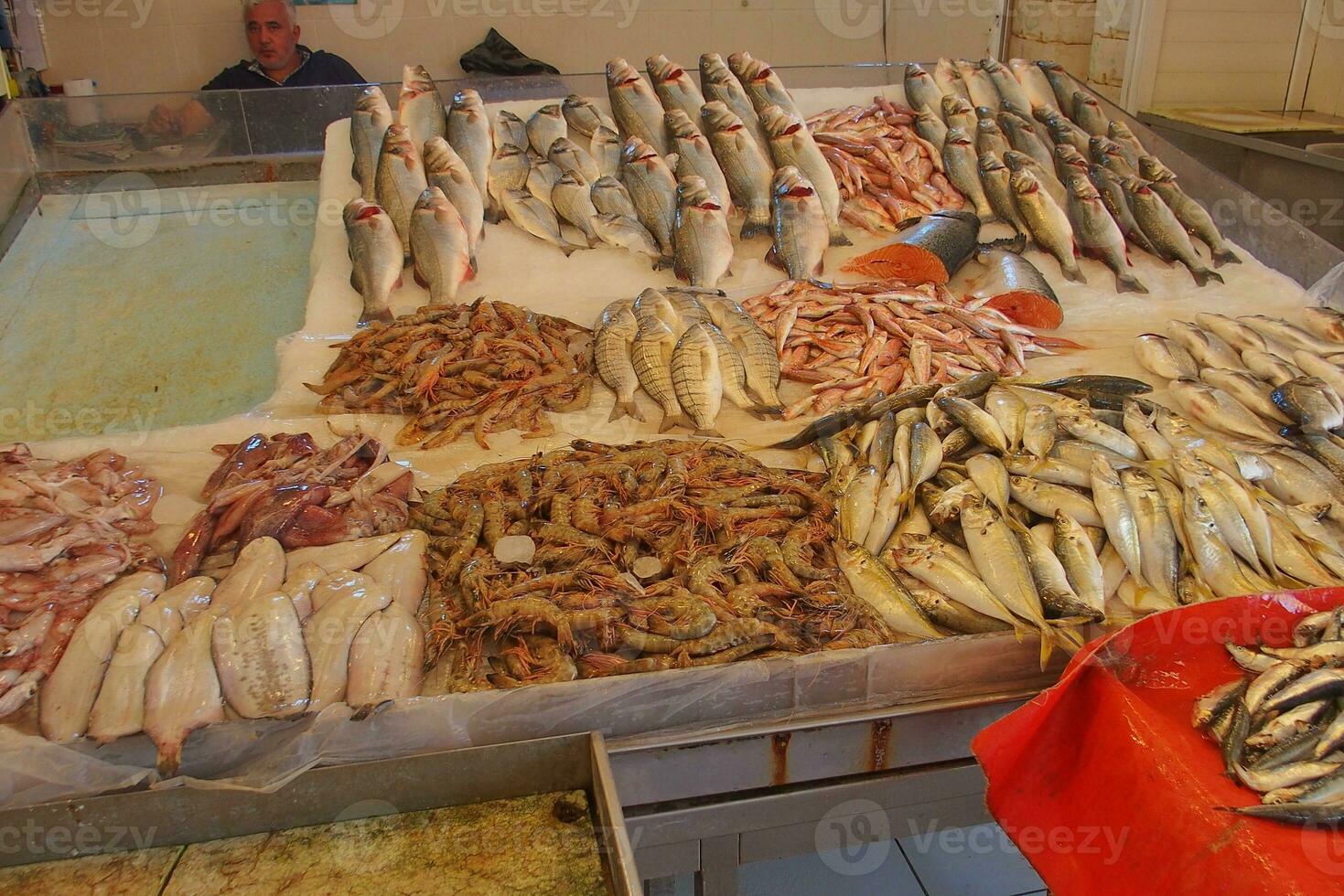 stalle avec divers les types de poisson dans le boutique photo