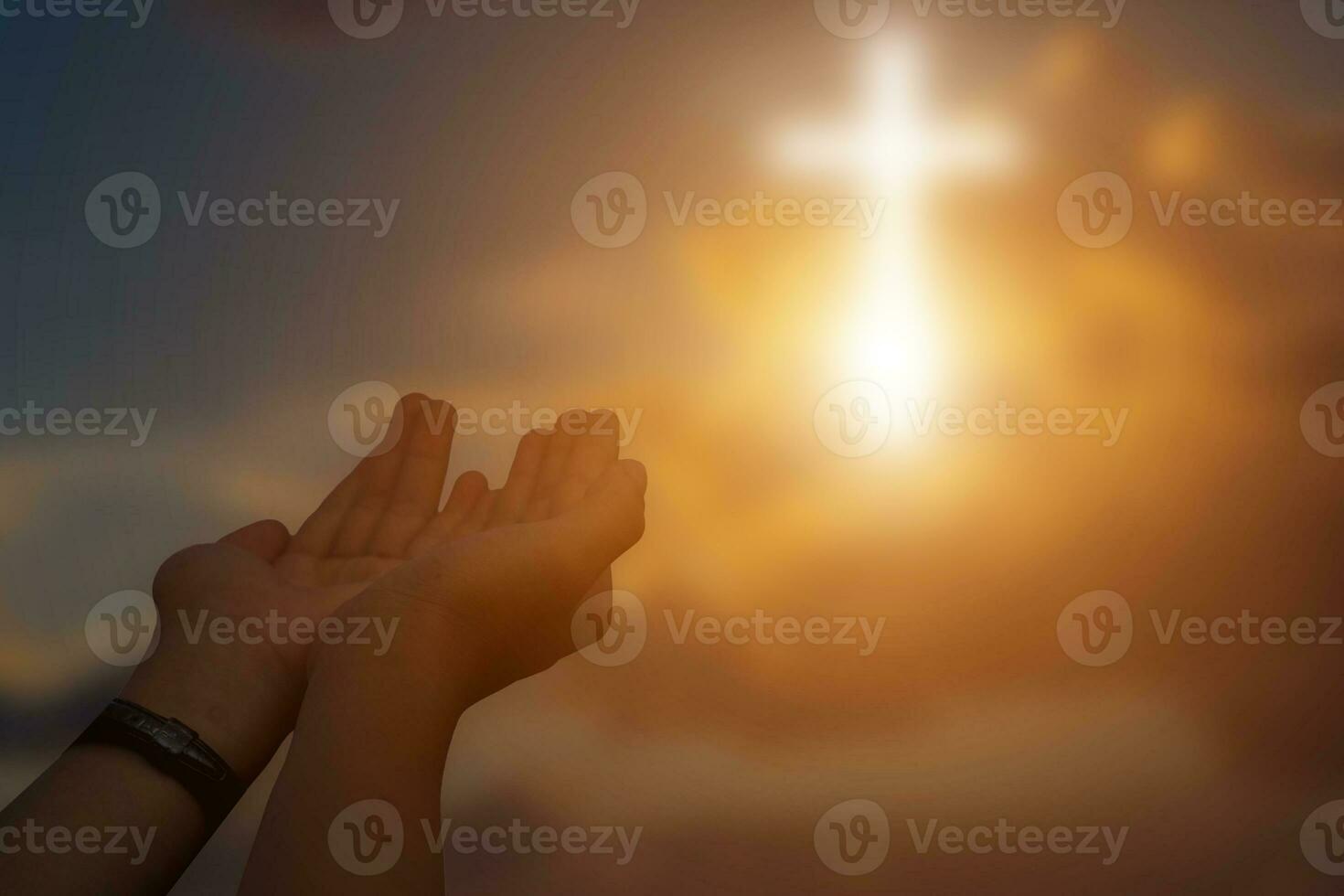 silhouette de Christian ouvert mains à prier pour bénédiction de Dieu à le coucher du soleil Contexte. photo