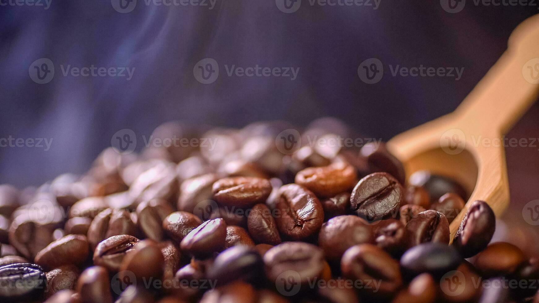 café des haricots grillage avec fumée, sélectif se concentrer, et doux se concentrer. photo