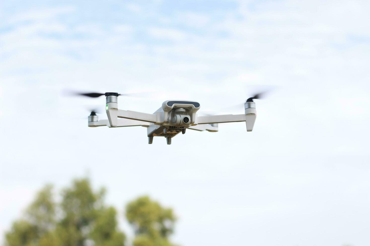 bogor, Indonésie - 2022. une photo de une drone en volant avec une floue hélice contre une vert ouvert espace Contexte. La technologie photo concept.