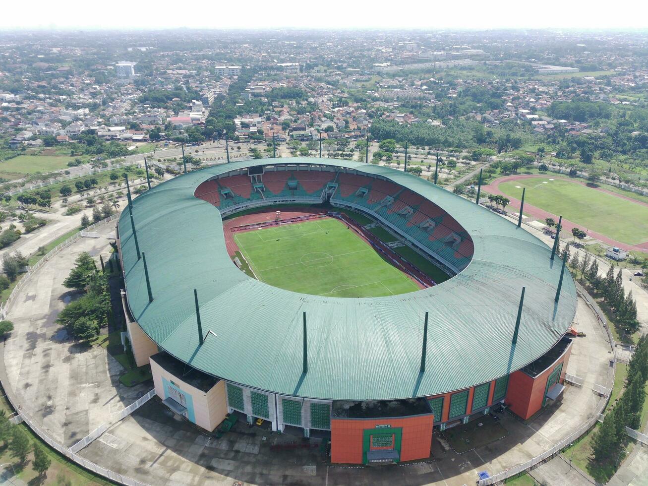 bogor, Indonésie - 2022. aérien vue de stade sur une ensoleillé journée photo
