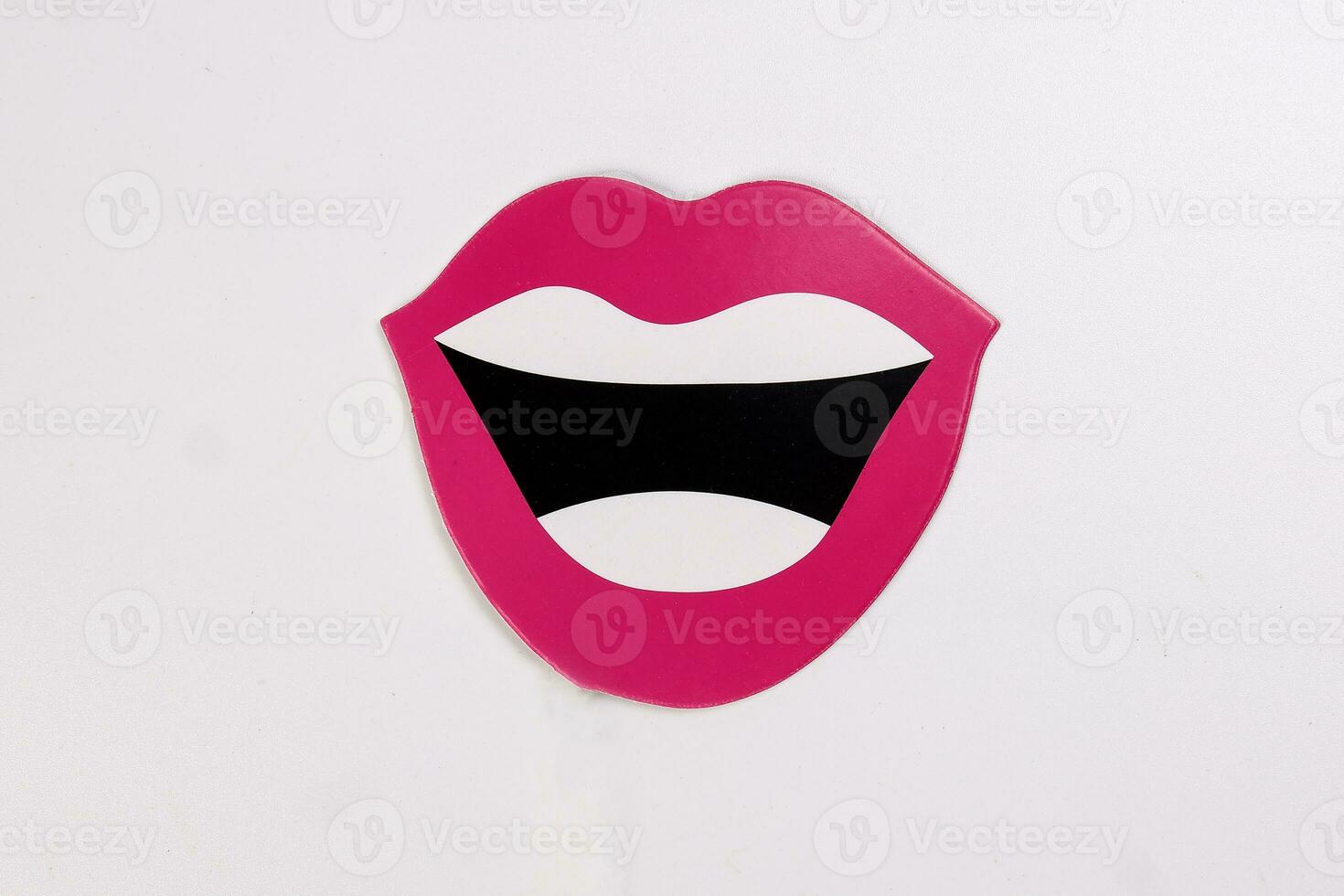 rouge lèvres blanc les dents noir ouvert smiley bouche forme papier mourir Couper selfie portrait fête amusement papier soutenir autocollant bâton sur blanc Contexte photo