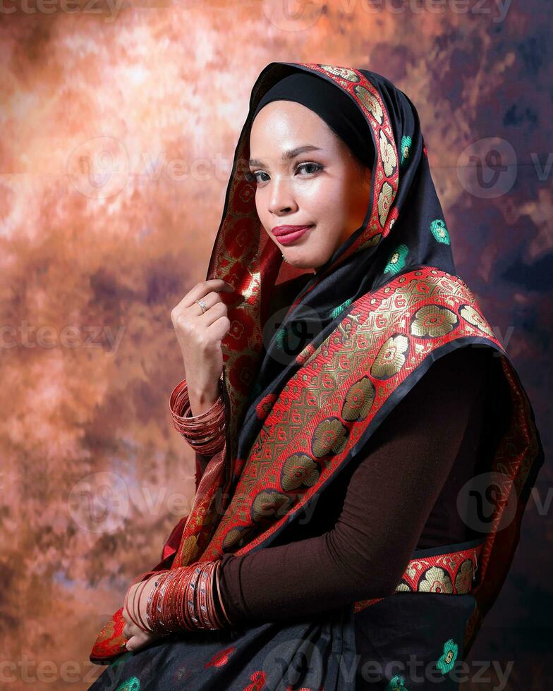 Sud est asiatique malais course ethnique origine femme portant Indien robe costume partager multiracial communauté sur ancien Contexte photo
