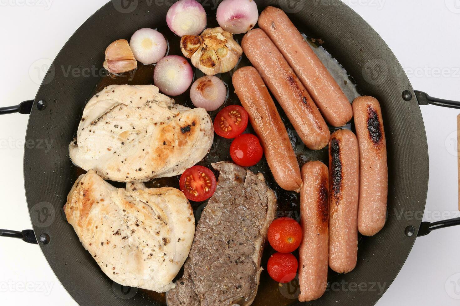 mélanger rencontrer la poêle poulet Sein du boeuf steak saucisse tomate oignon Ail pétrole frire gril sur métal friture la poêle deux en bois manipuler sur blanc Contexte photo