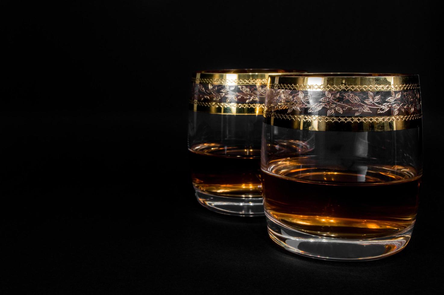 verre de brandy ou de bourbon de whisky rouge foncé photo