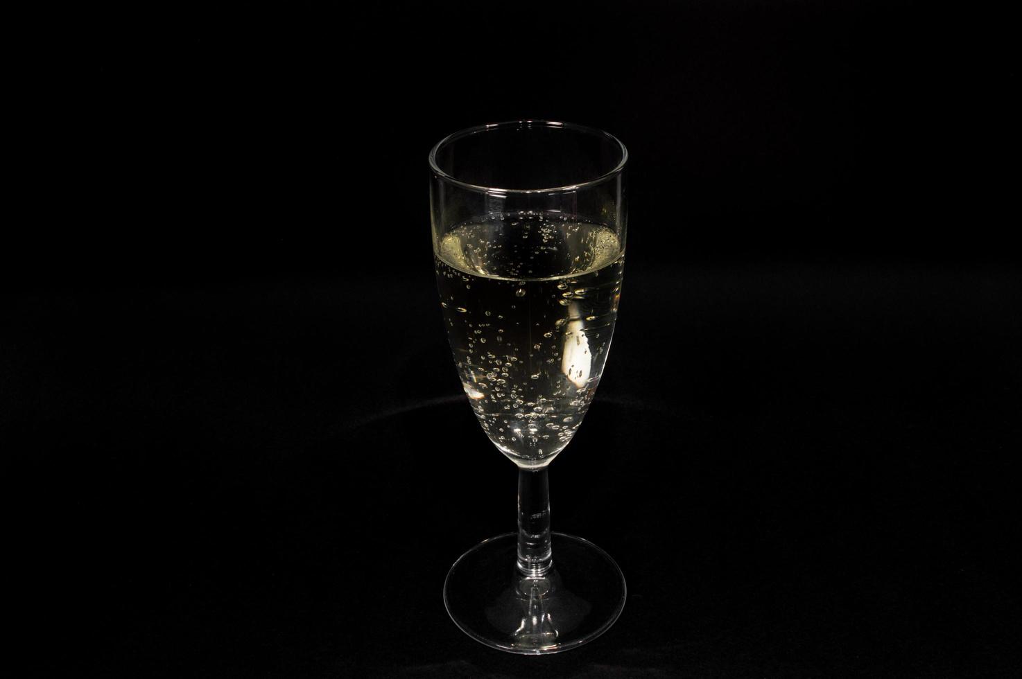 verre de champagne sur fond noir photo