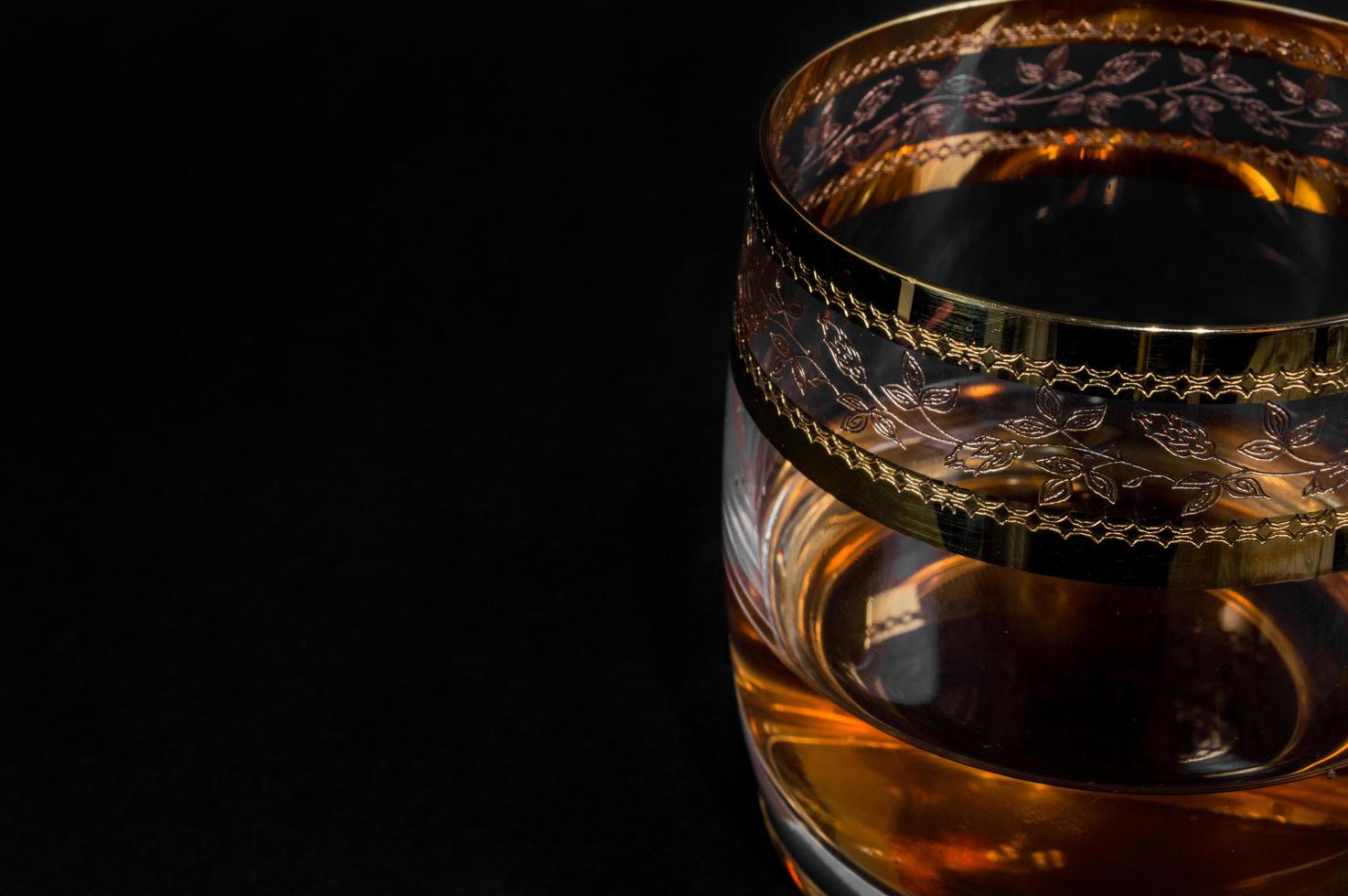 verre de brandy ou de bourbon de whisky rouge foncé photo