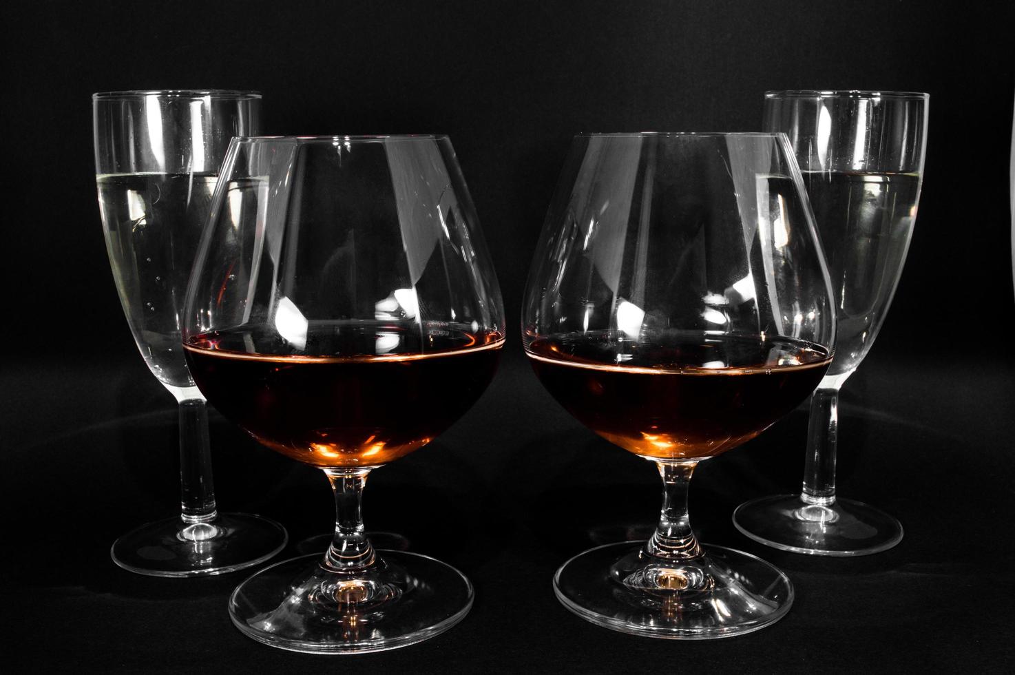 verres avec différentes boissons brandy whisky champagne ou bourbon photo