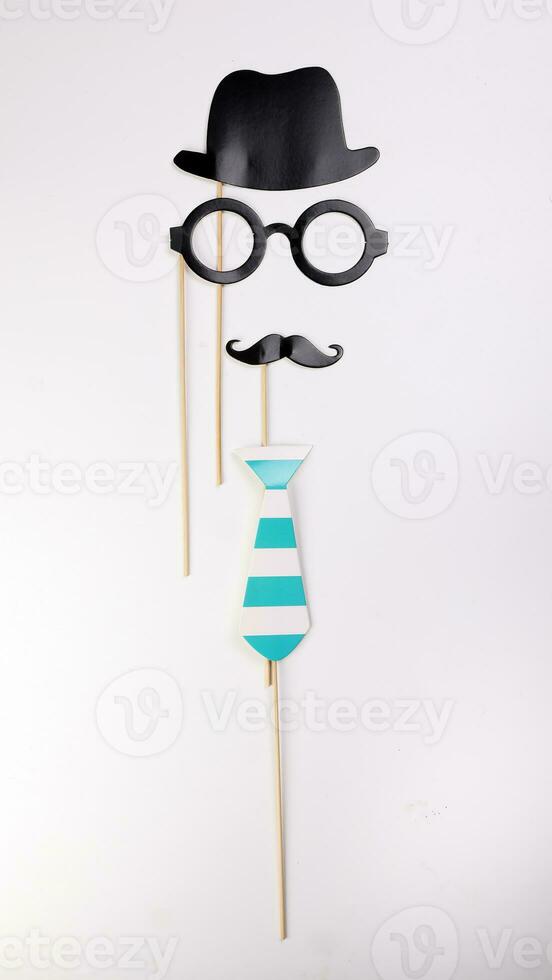 noir chapeau rond lunettes spectacle Cadre moustache bleu cou arc attacher visage forme papier mourir Couper selfie portrait fête amusement papier soutenir autocollant bâton sur blanc Contexte photo