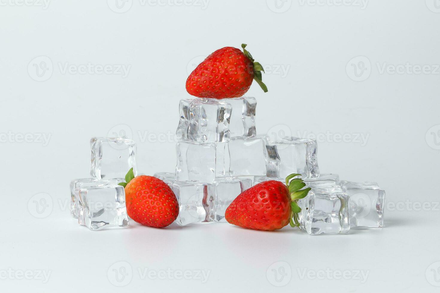 fraise myrtille baie lis noir la glace cube sur blanc Contexte photo