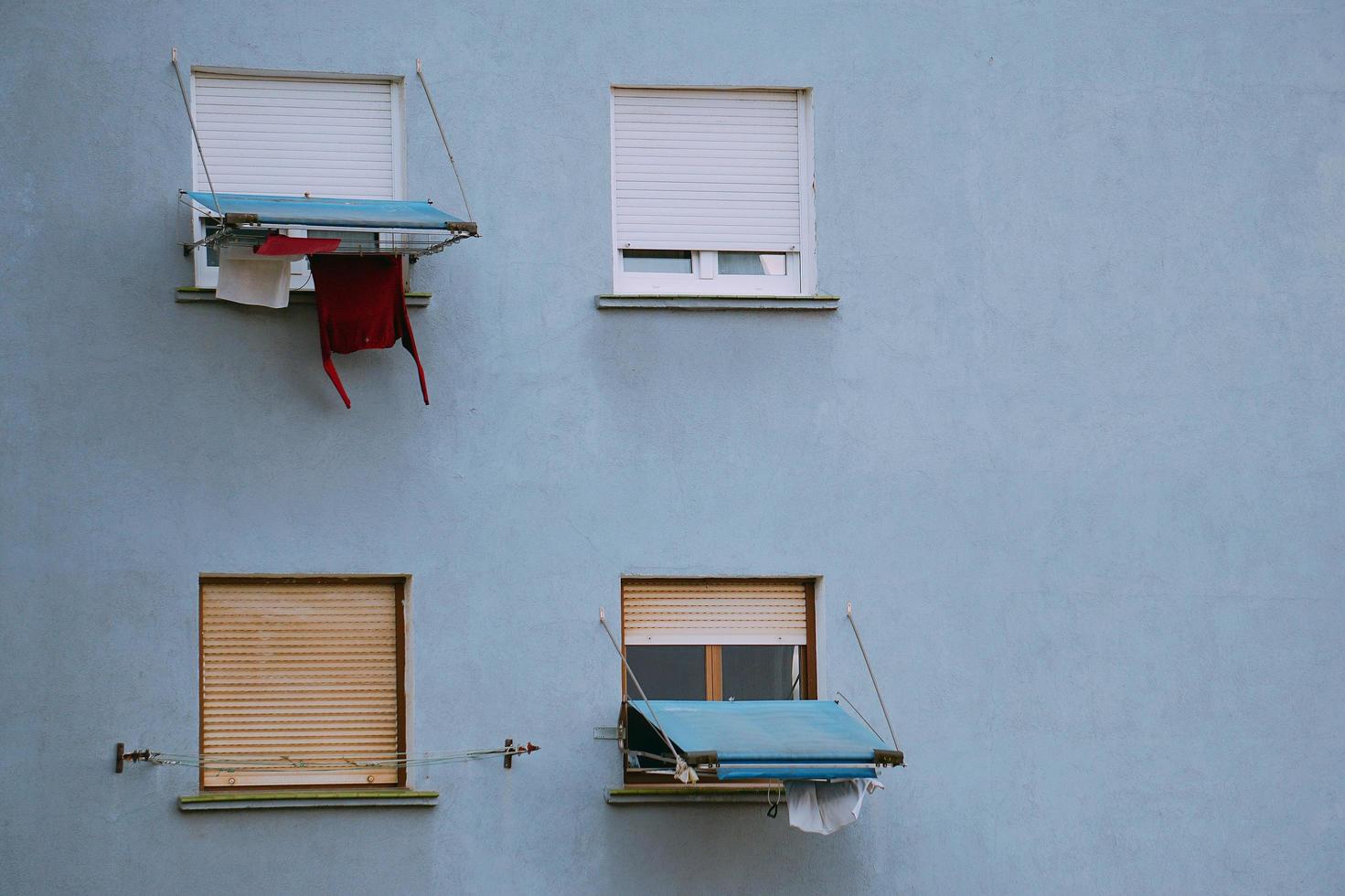 fenêtre sur la façade bleue de la maison photo