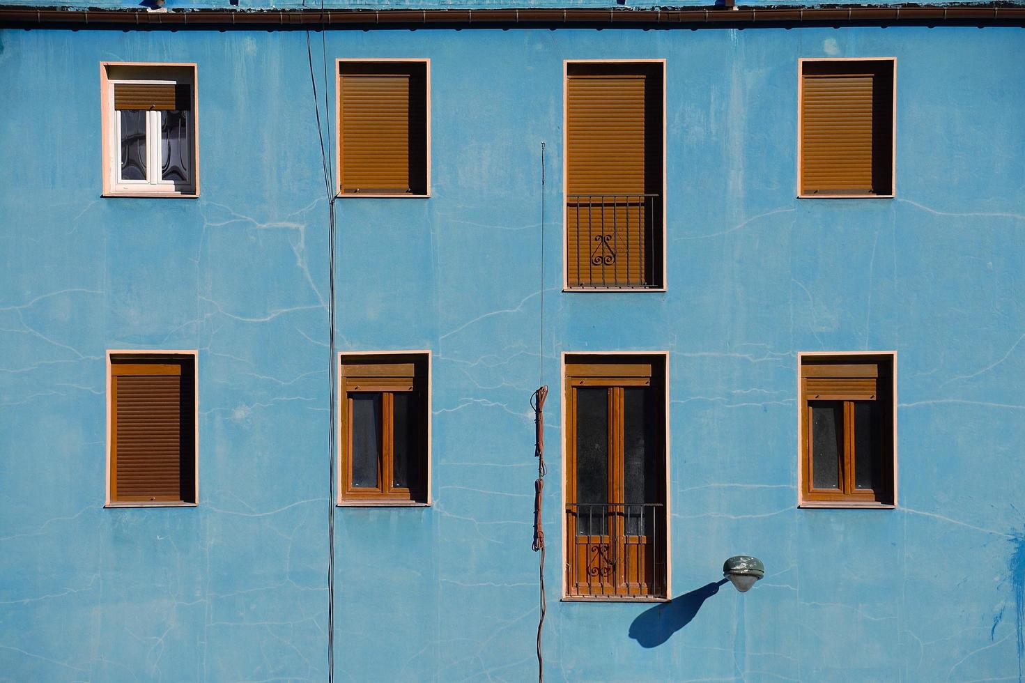 fenêtre sur la façade bleue de la maison photo