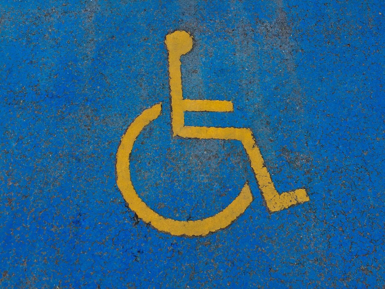 Feux de circulation en fauteuil roulant dans la rue photo