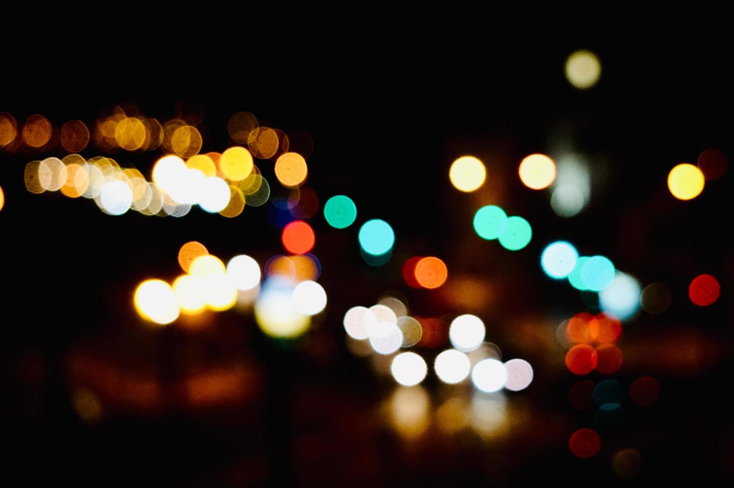 lumières bokeh colorées la nuit dans la ville photo