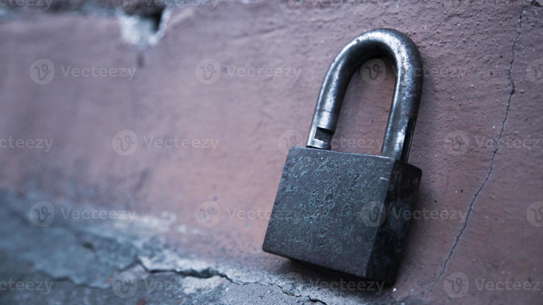 Fond de porte avec serrure en métal avec espace copie sur le mur photo