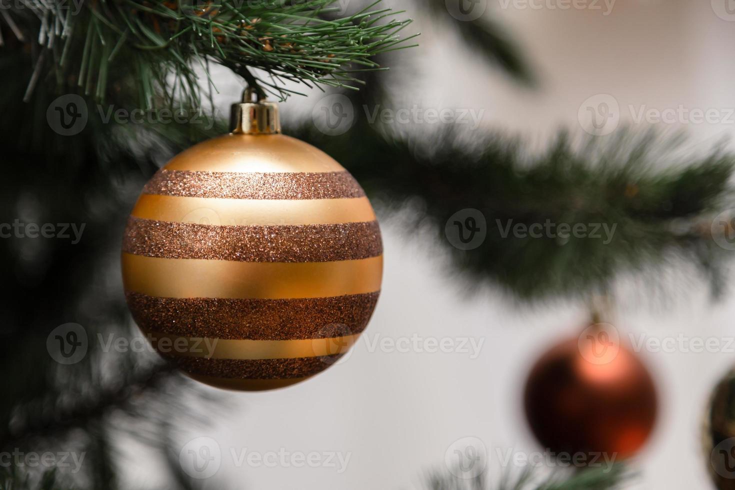 boule de noël accrochée à un arbre de noël photo