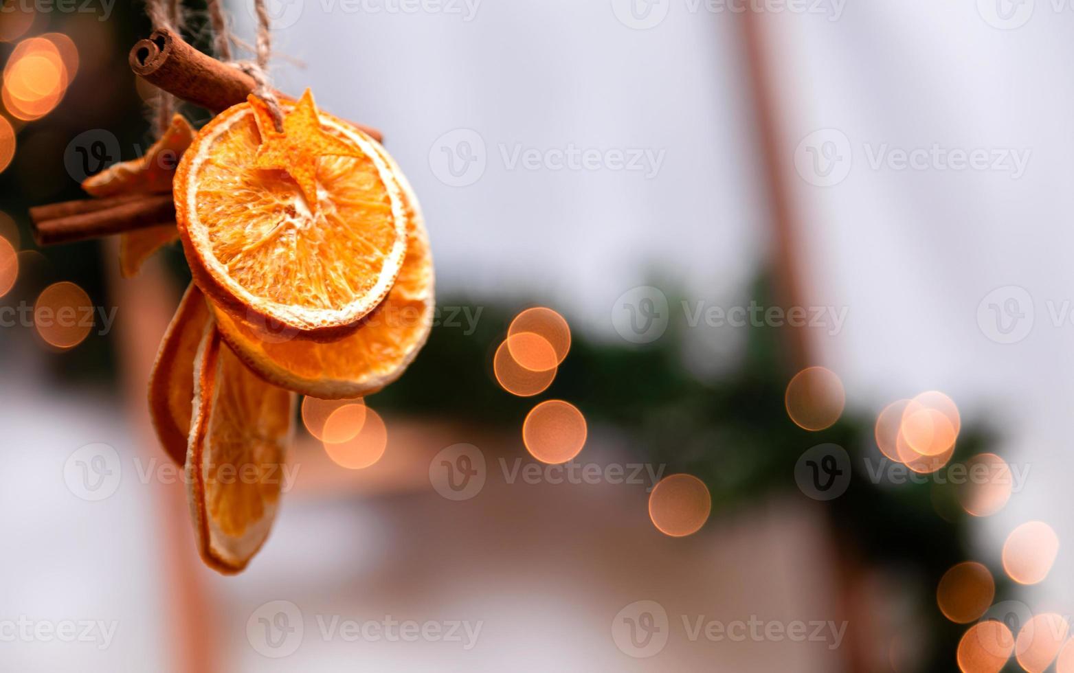 décoration de Noël suspendue d'oranges séchées, d'étoiles de mandarine et de cannelle photo