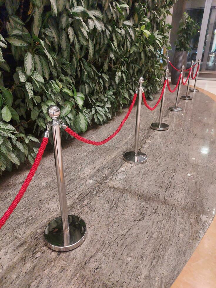 d'or clôture montant avec rouge barrière corde, velours clôture pour entrée à cinéma, club et VIP salle photo