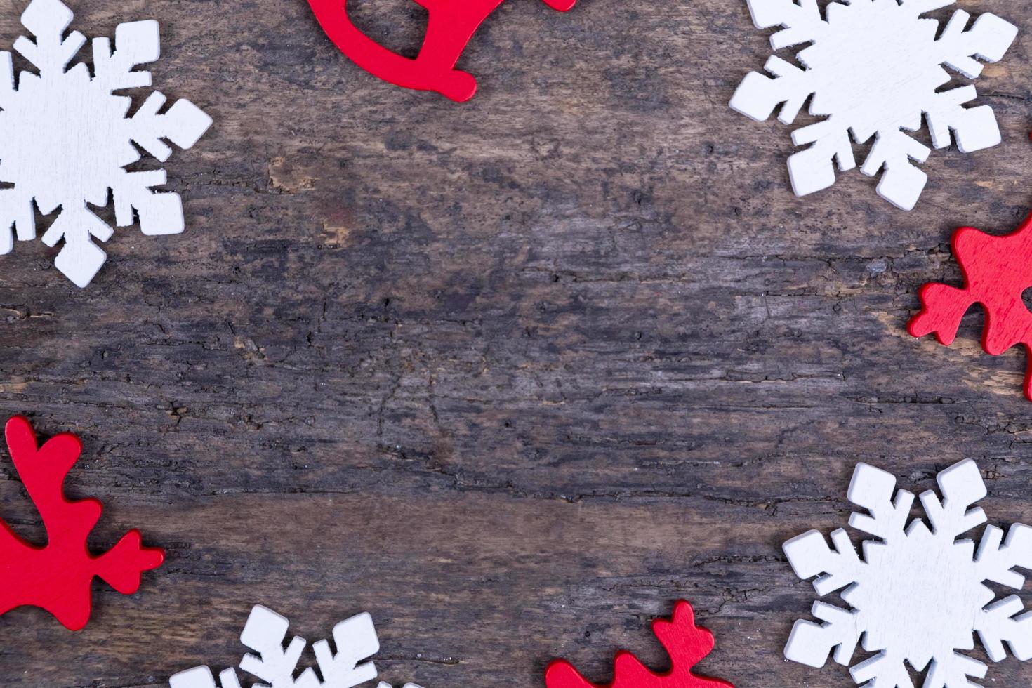 Un cadre de décorations de Noël en feutre posé sur un fond en bois photo