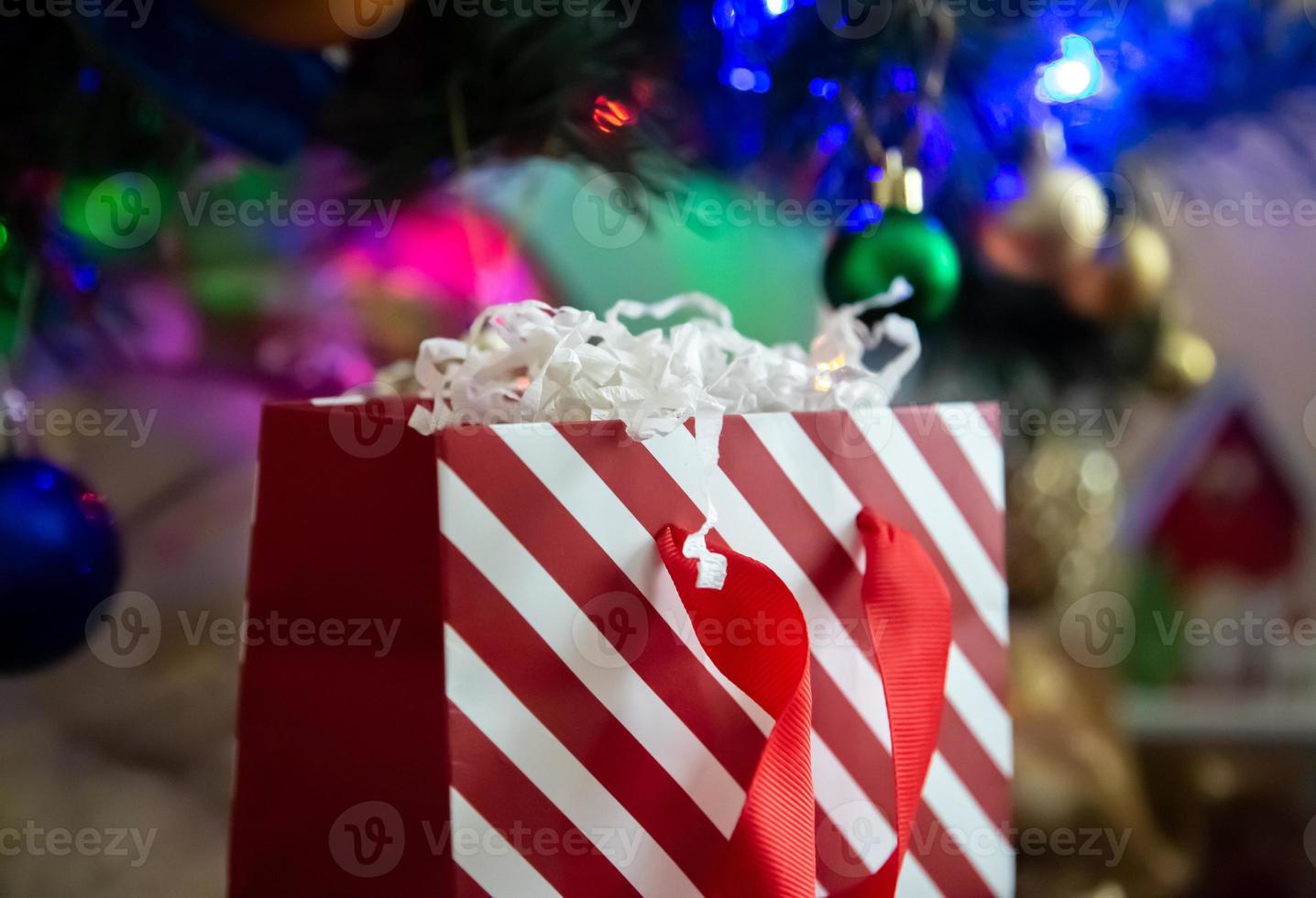 Paquet cadeau rayé rouge et blanc sur fond de Noël photo