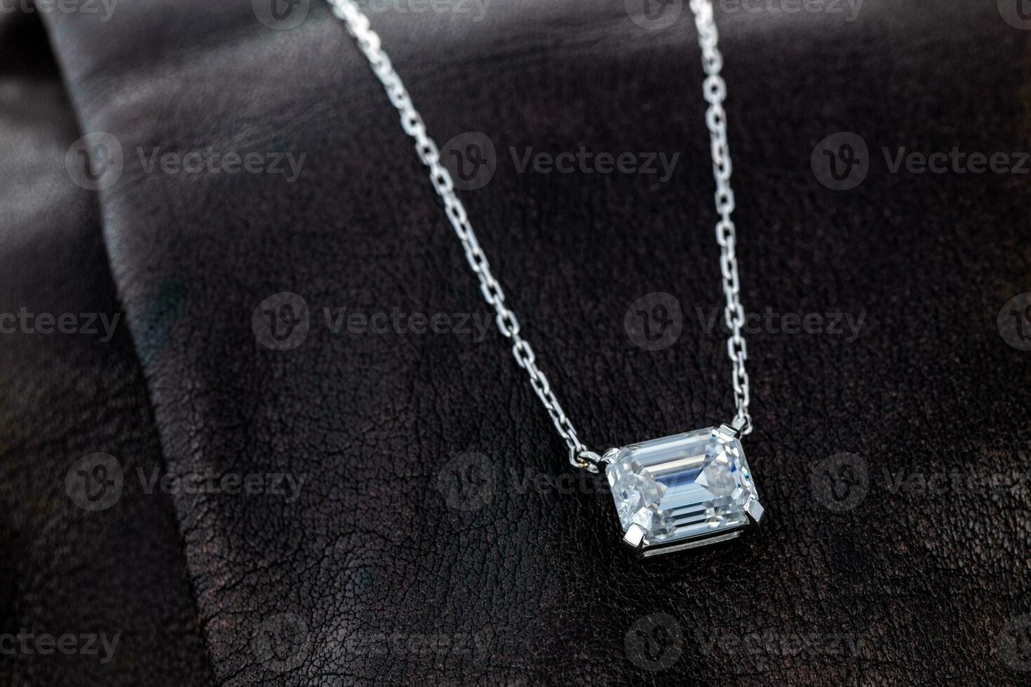 blanc or diamant pendentif Collier photo