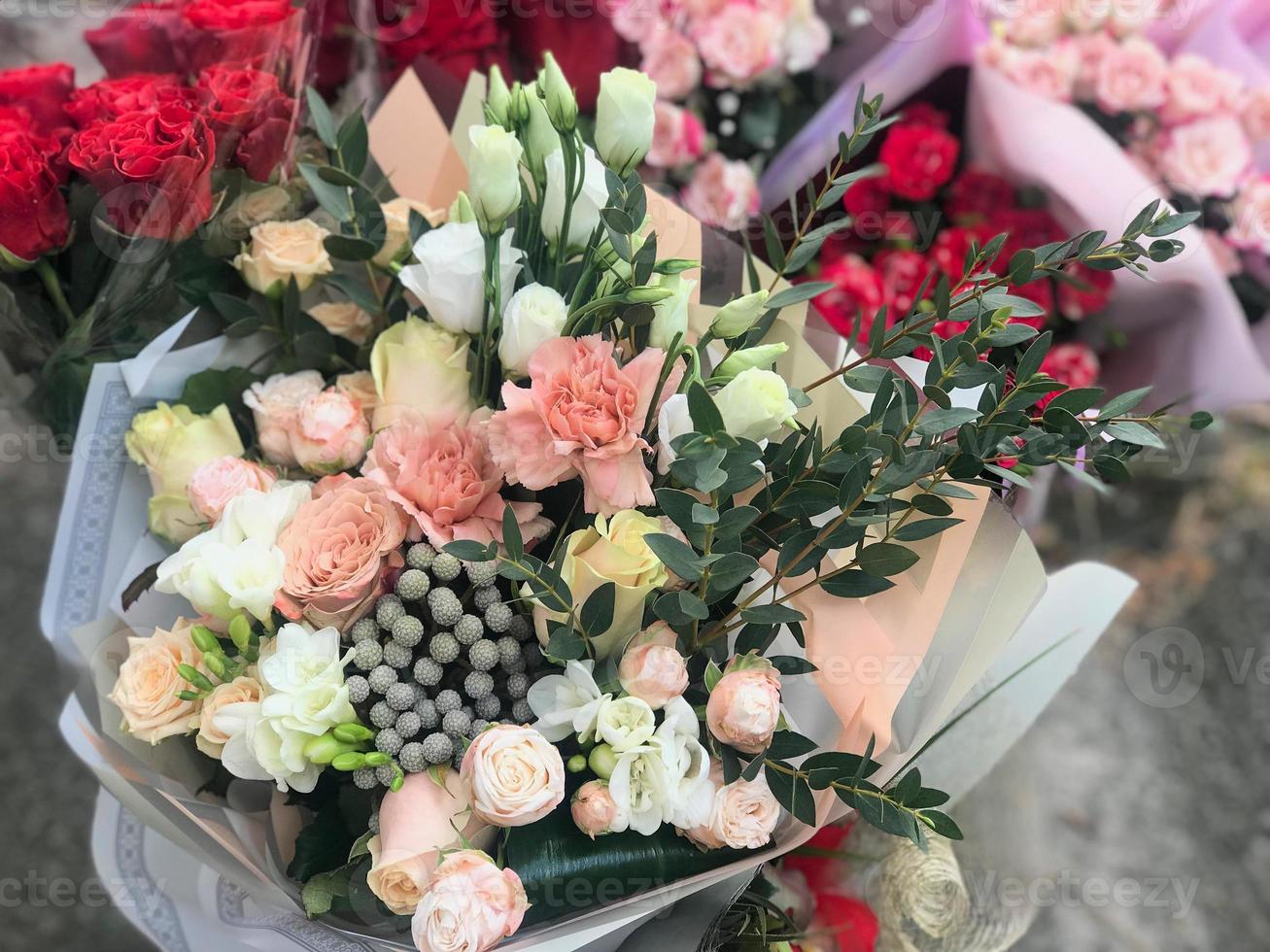 Beau bouquet de mariée de mariage dans un style rustique avec des roses et des plantes ornementales photo