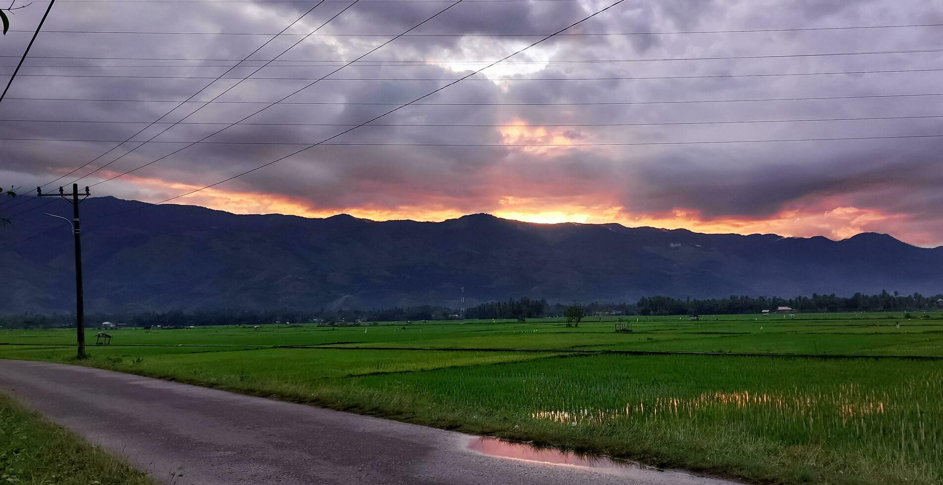 montagnes à le coucher du soleil. Naturel hiver paysage photo