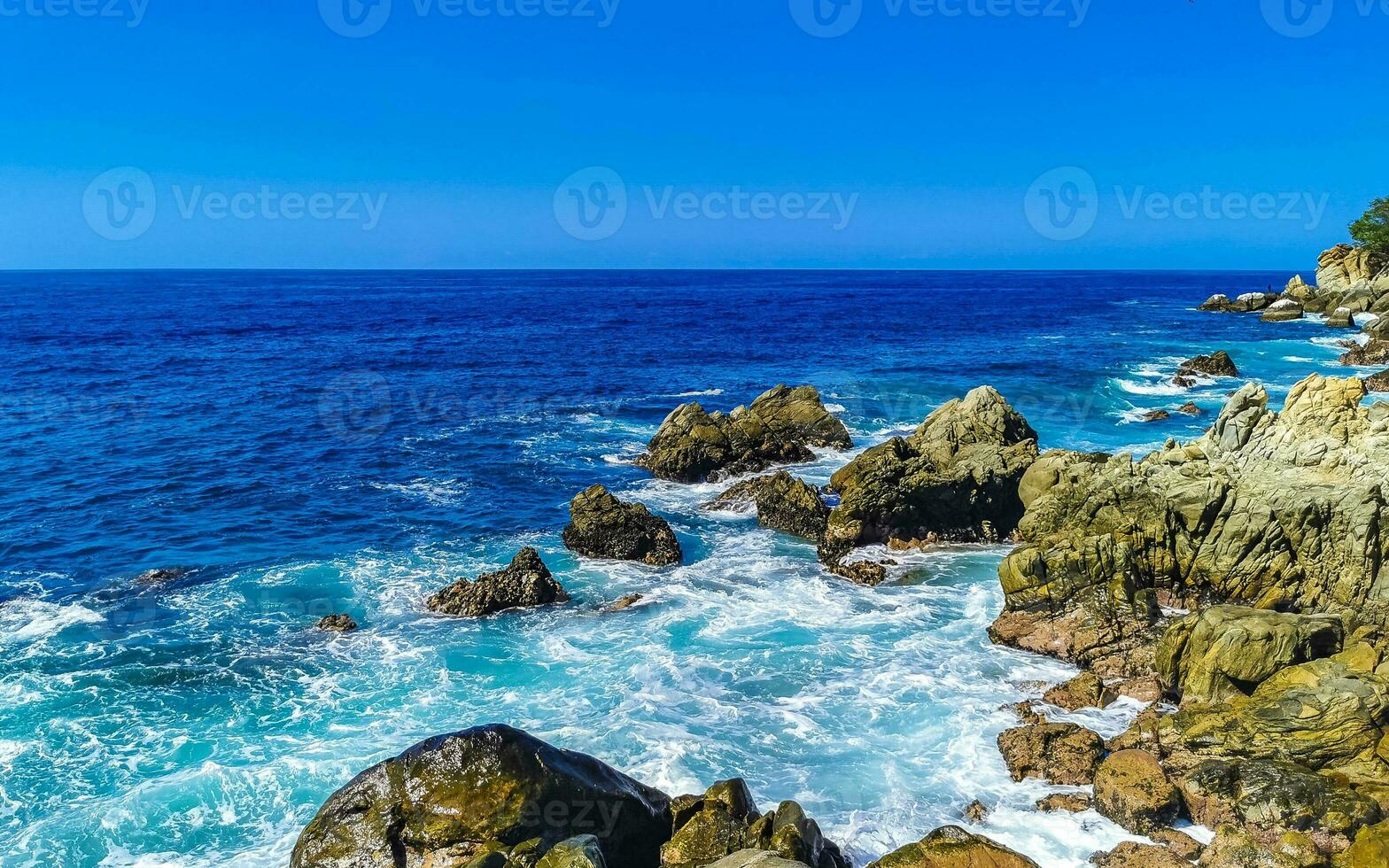 surfeur vagues turquoise bleu l'eau rochers falaises rochers puerto escondido. photo