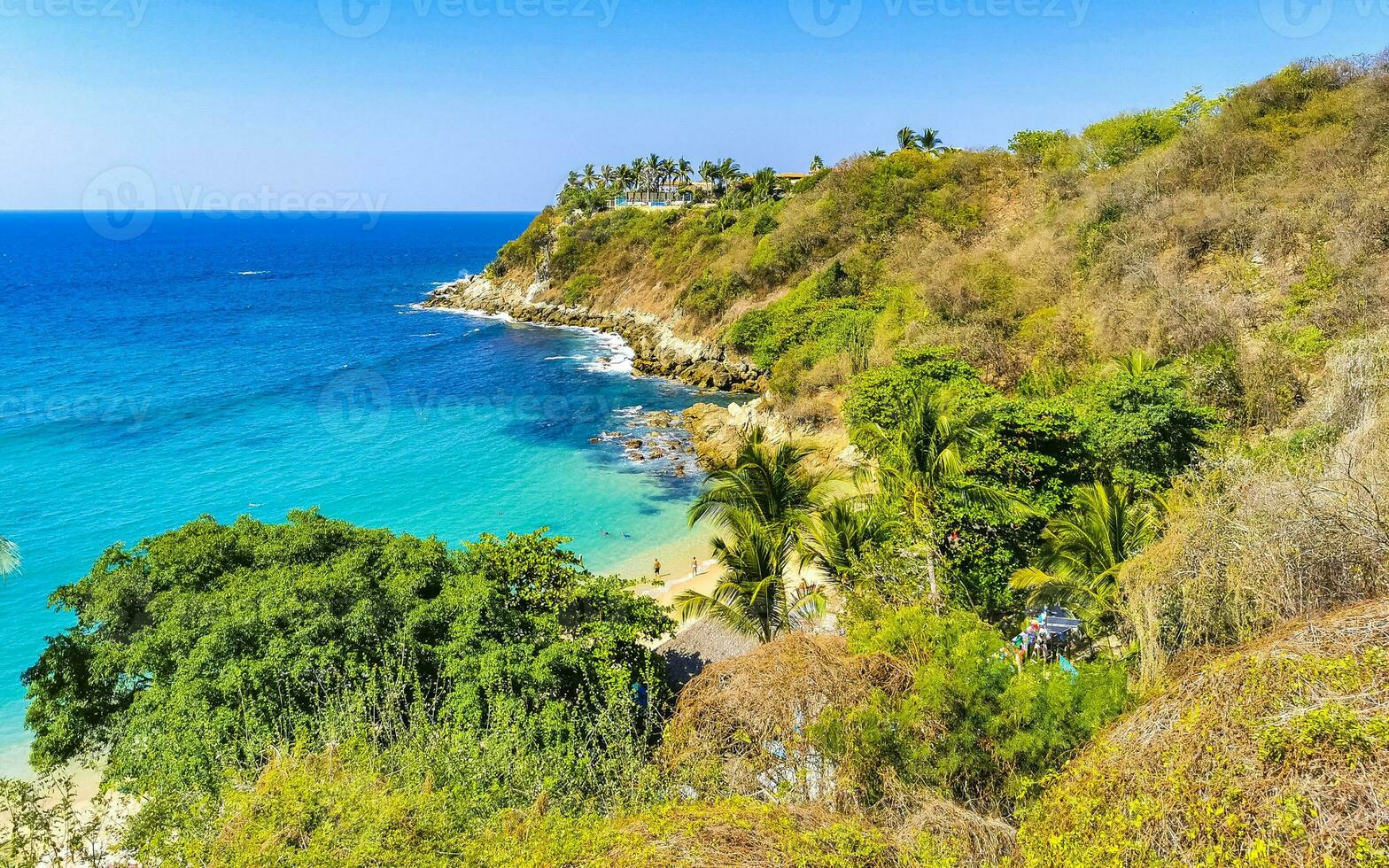 plage le sable bleu turquoise l'eau vagues panorama carrizalillo puerto escondido. photo