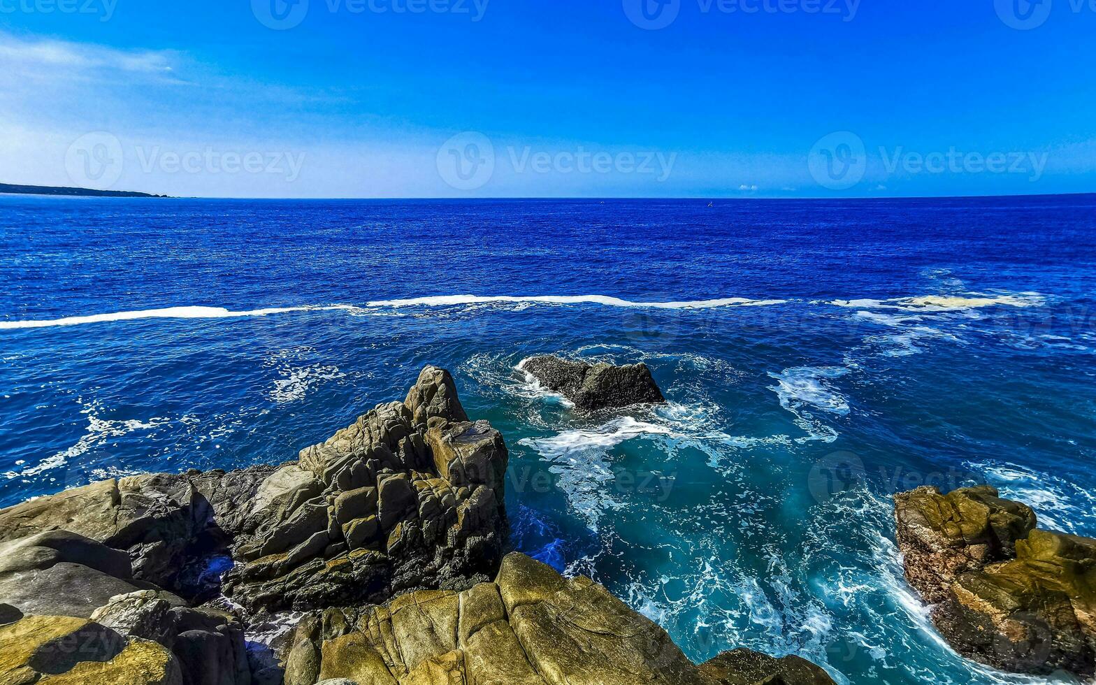 surfeur vagues turquoise bleu l'eau rochers falaises rochers puerto escondido. photo