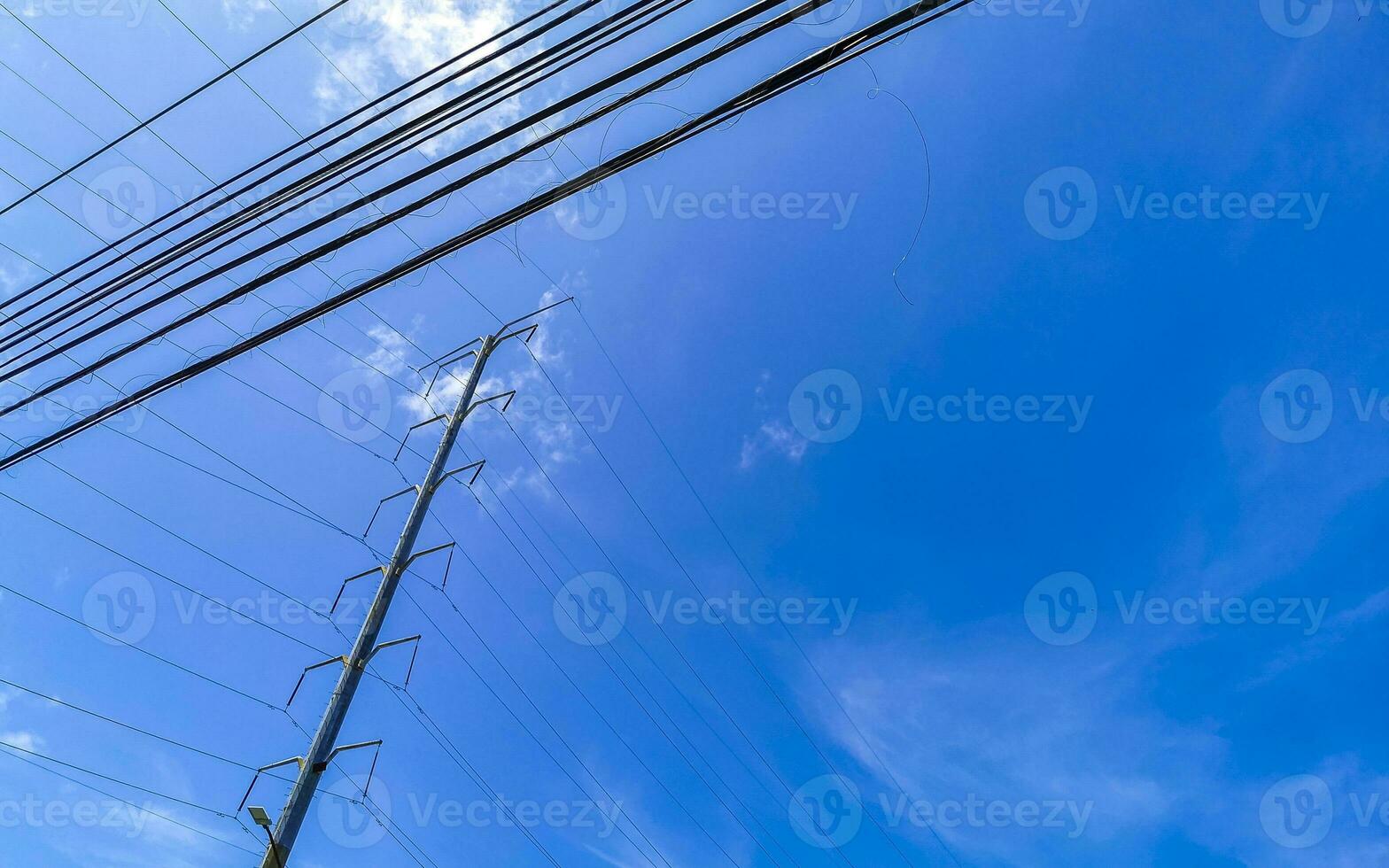 énorme gigantesque Puissance pôle et câble bleu ciel des nuages Mexique. photo