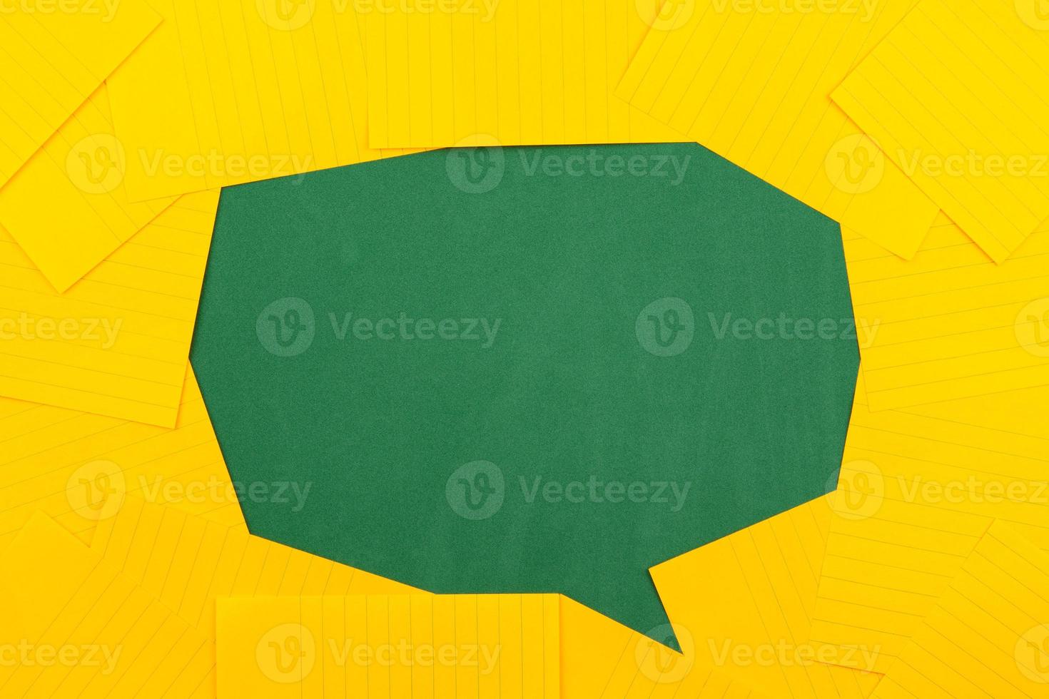 Des feuilles de papier orange sur une commission scolaire verte forment une bulle de discussion photo