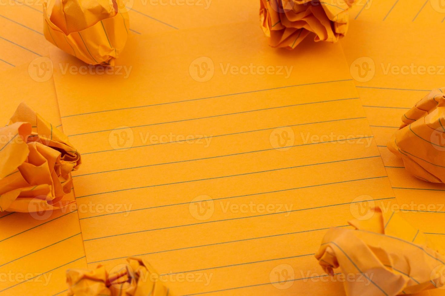 Feuilles de papier froissé orange et espace vide pour votre texte photo