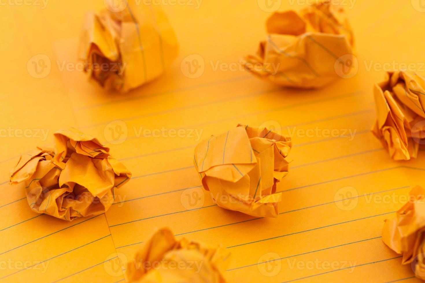 feuilles de papier froissé orange espace vide pour votre texte photo