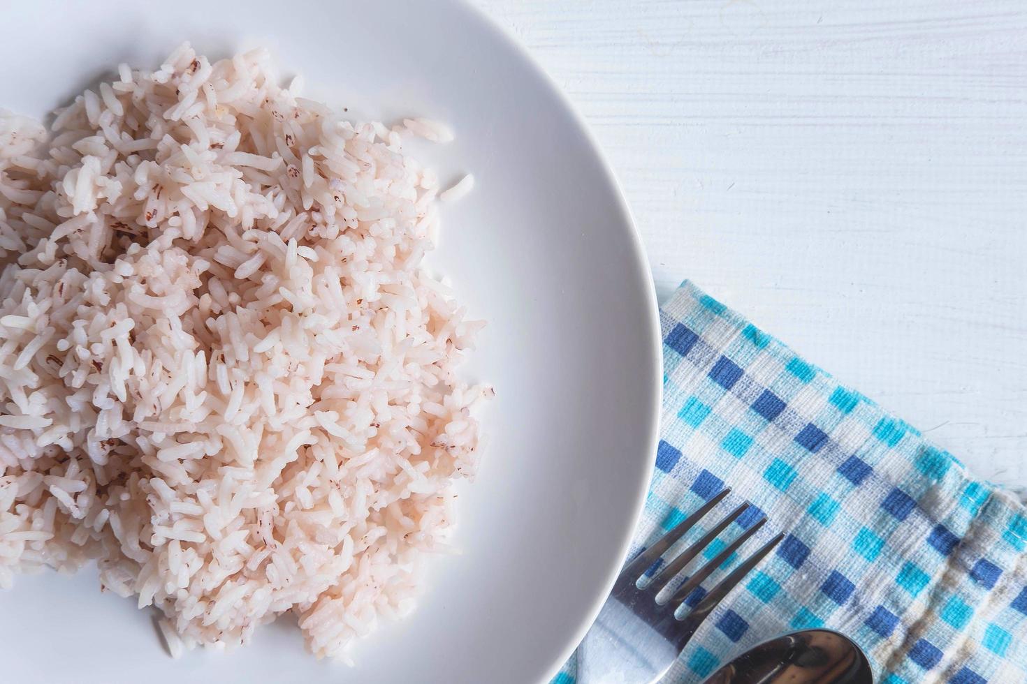 riz brun et riz cuit à la vapeur sur une assiette photo