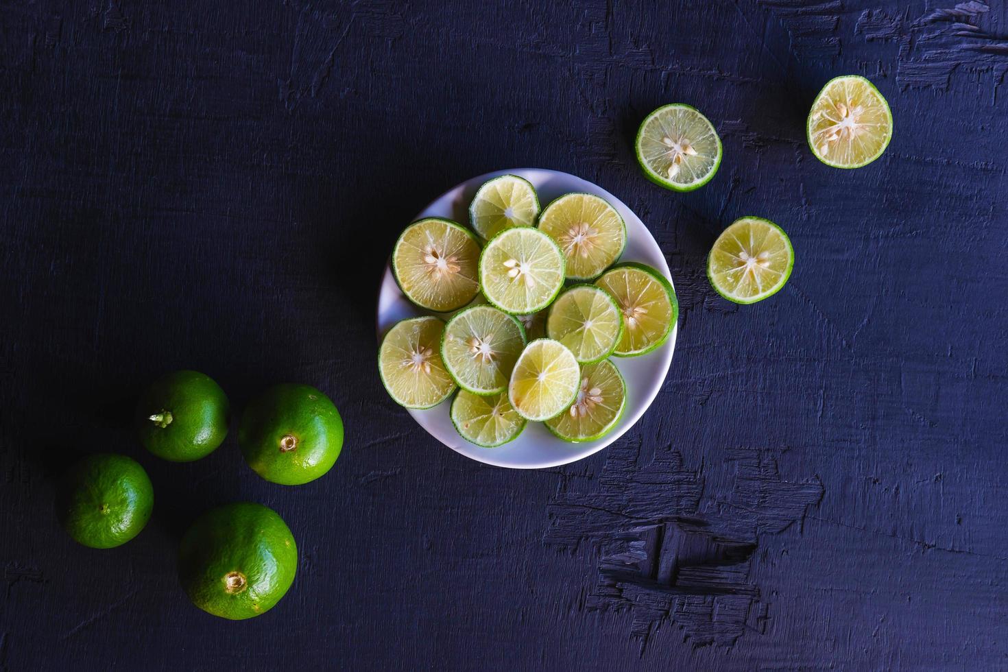 diapositives de citron frais sur une assiette photo