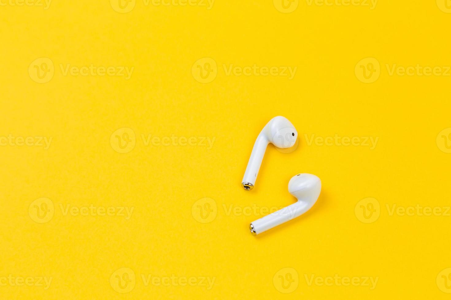 écouteurs blancs sur fond jaune avec espace de copie photo