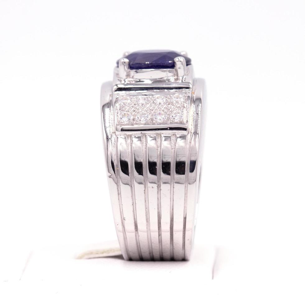 bague en argent diamant avec pierre bleue photo