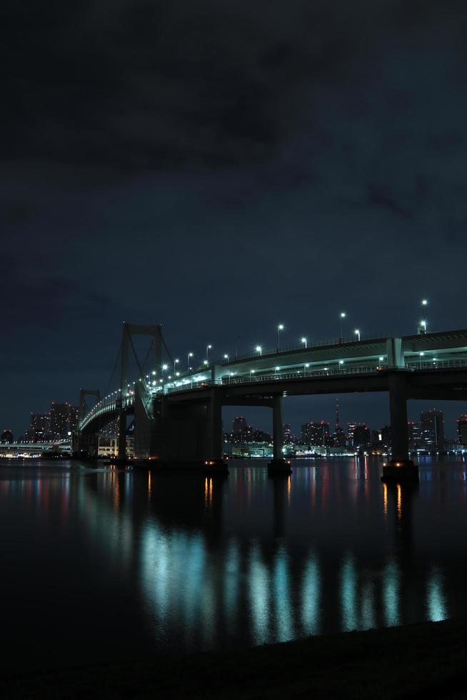 tokyo night city scape à odaiba avec pont arc-en-ciel photo