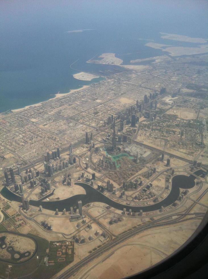 paysage de dubaï depuis la fenêtre de l'avion aérien photo