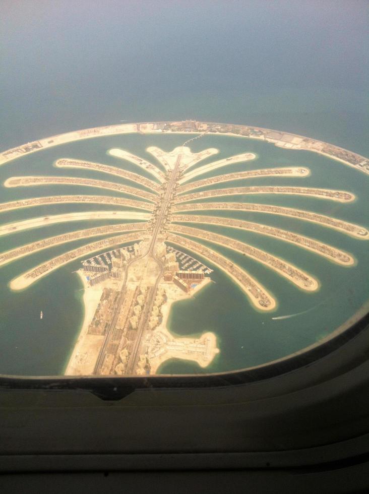 paysage de dubaï depuis la fenêtre de l'avion aérien photo