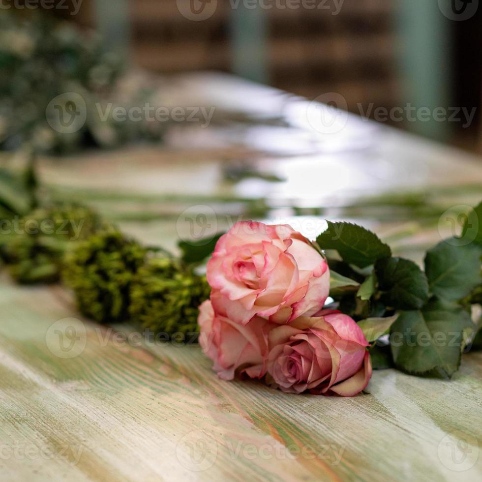 seule fleur rose sur la table photo