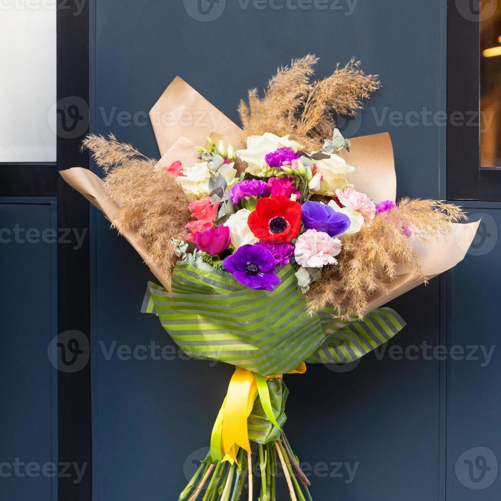 beau bouquet de fleurs avec fond de mur bleu photo