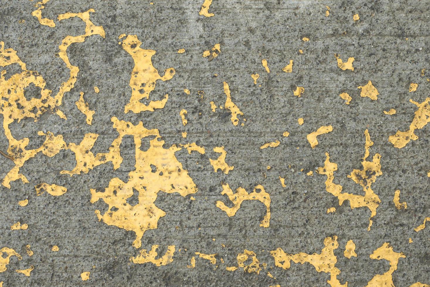 Fond de mur grungy avec des résidus de peinture jaune photo