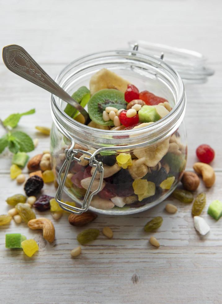 bocal en verre avec divers fruits secs et noix photo