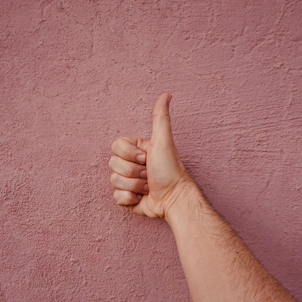 main faisant des gestes sur le mur photo