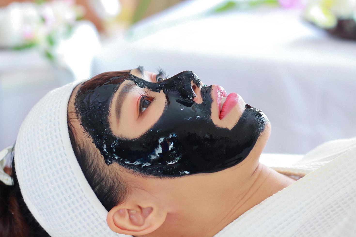 Femme reçoit un traitement de la peau du visage par une esthéticienne dans un salon spa photo